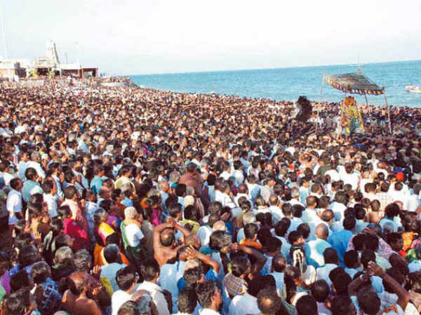 திருச்செந்தூரில் பக்தர்கள் திருச்செந்தூரில் பக்தர்கள்