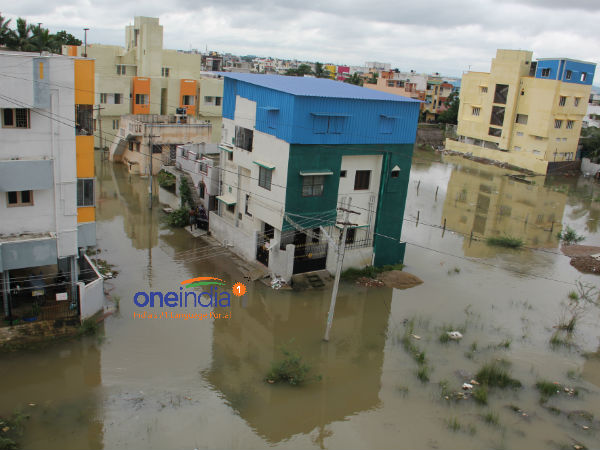 வீடுகளுக்குள் மழை நீர்