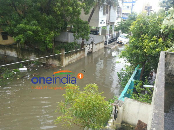 கழிவுநீர் கலந்த மழைநீர்