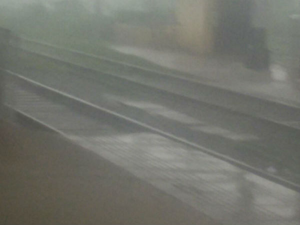 ரயில்வே பாலத்தில் தண்ணீர்