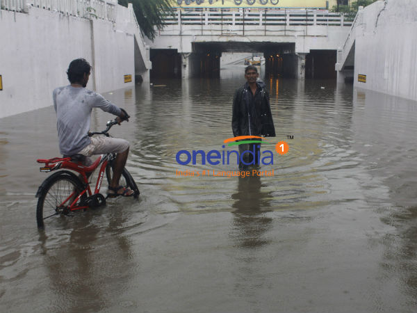 தேங்கி நிற்கும் வெள்ளம்:
