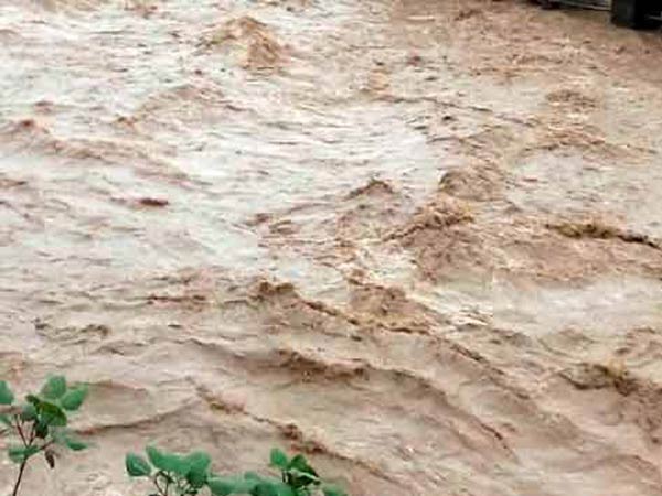 Five People washed away in flash flood at kanchipuram Five People washed away in flash flood at kanchipuram