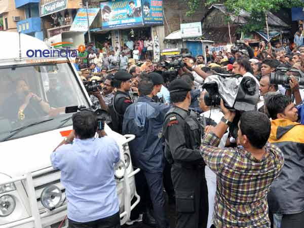 Jayalalithaa visits rain affected chennai areas