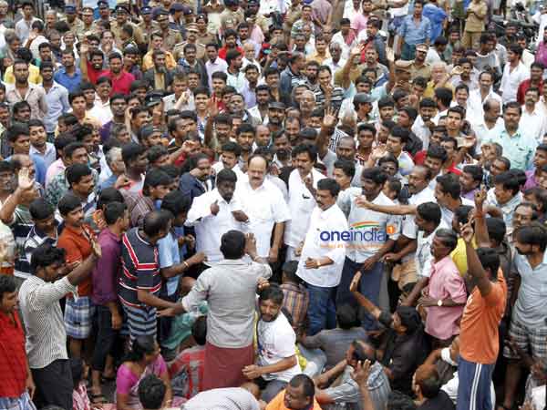 Flooded Villivakkam, Padi people stage road roko 