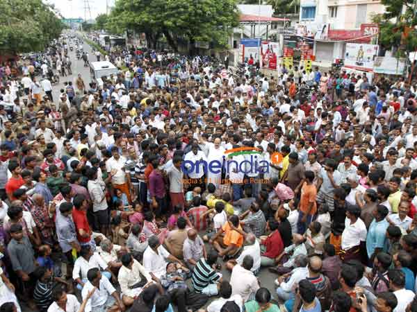 Flooded Villivakkam, Padi people stage road roko 