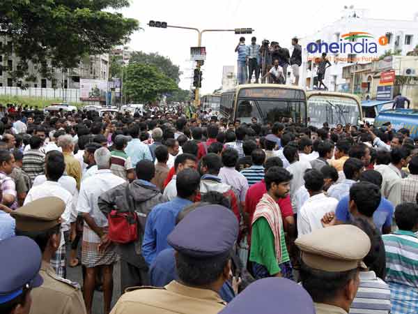 Flooded Villivakkam, Padi people stage road roko 