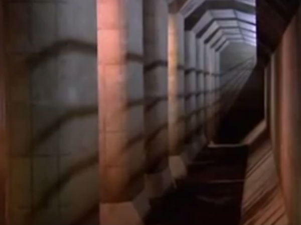 கால்பந்து மைதானத்திற்குக் கீழே கால்பந்து மைதானத்திற்குக் கீழே