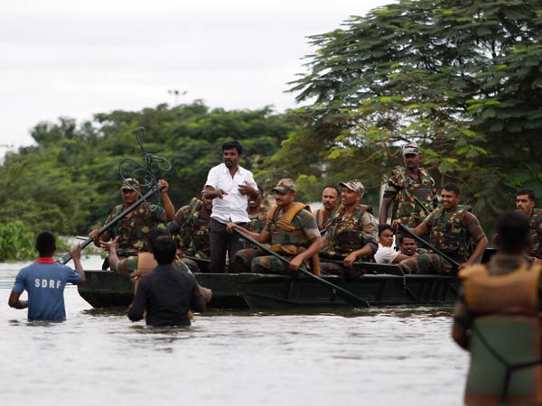 38 படகுகளில் மீட்பு