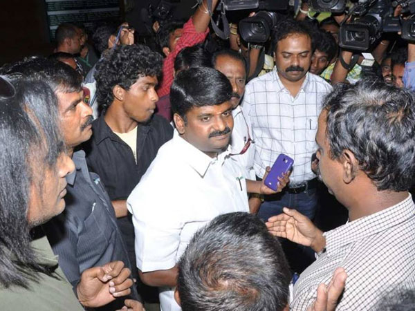 யார் அந்த 2 பேர்?