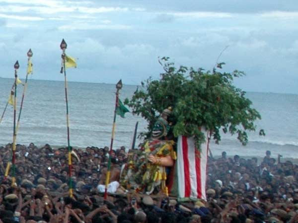 மக்களோடு கைகலப்பு