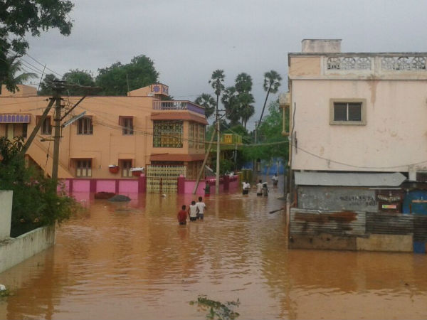 Women stage road roko in Kancheepuram demanding removal of stagnant rain water Women stage road roko in Kancheepuram demanding removal of stagnant rain water