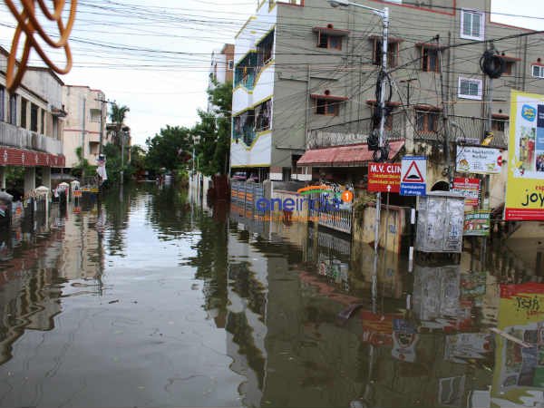 சாலைகளில் வெள்ளம்
