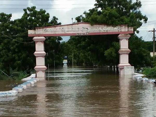 வெள்ளத்தில் மூழ்கிய கலெக்டர் அலுவலகம்