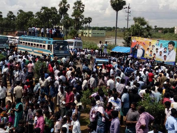 Flood hit people sieges Minister Shanmuganathan
