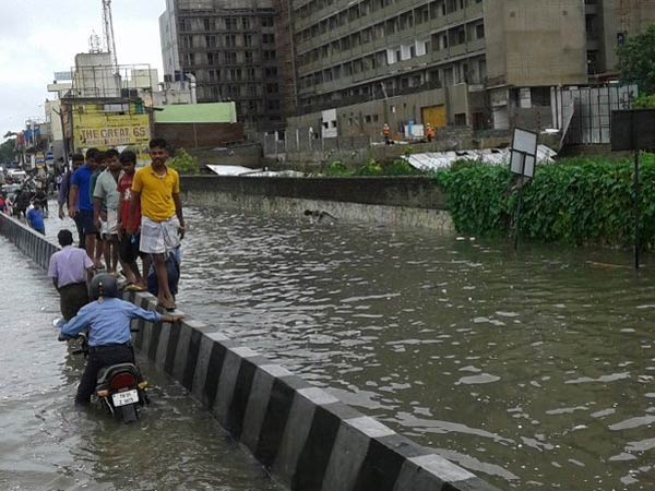 வெள்ளாக்காடான சாலைகள்: