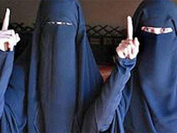 போஸ்டர் சிறுமிகள்