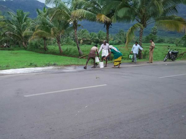 Miscreants dump harmful wastes near a checkpost in TN-Kerala border