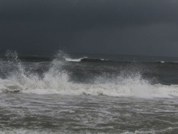 கண் மண் தெரியாத மழை