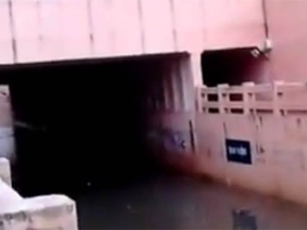 மோட்டார்கள் மூழ்கின மோட்டார்கள் மூழ்கின