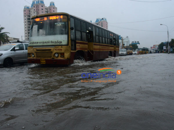 வெள்ளத்தில் சிக்கிய பேருந்துகள்