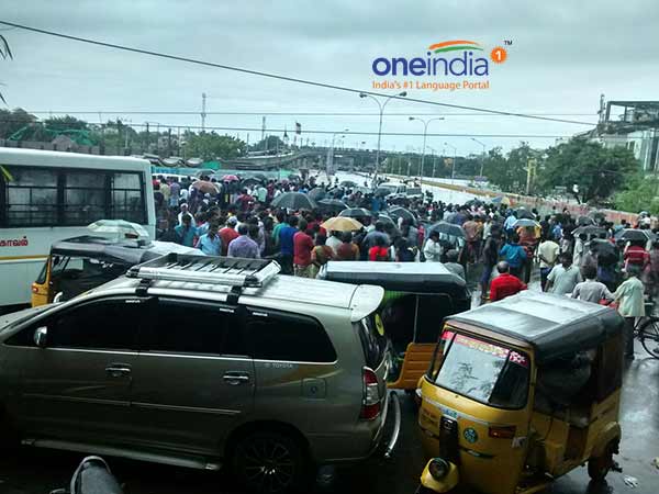 Flooded Adyar river threatens traffic Flooded Adyar river threatens traffic