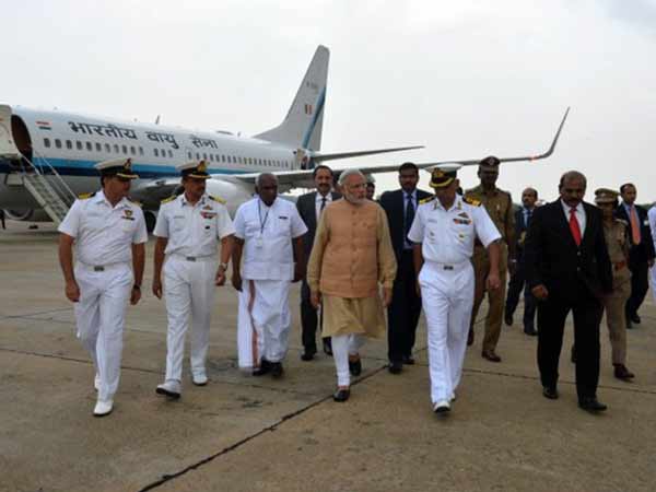 தனி விமானம் மூலம் வருகை 