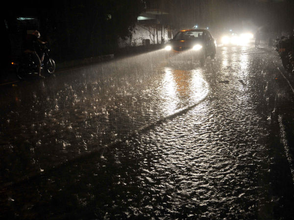 சென்னையில் கொட்டும் மழை