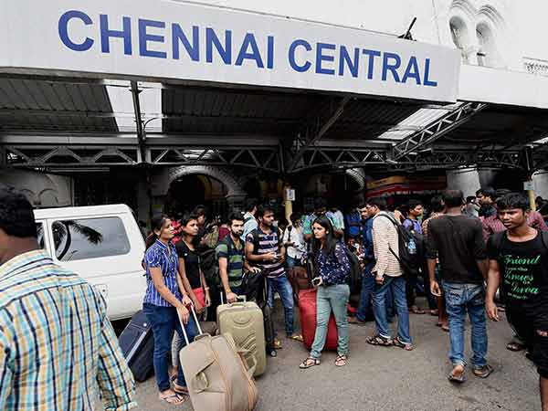 நகரை விட்டு வெளியேறும் மக்கள்