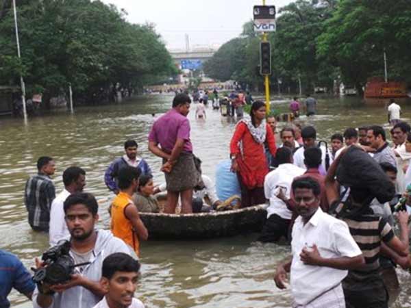 பரிசல்களில் மீட்புப்பணி
