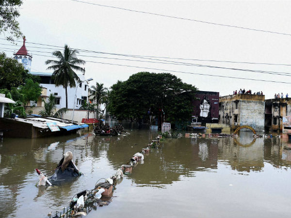 பேருந்துகள் நிறுத்தம் பேருந்துகள் நிறுத்தம்