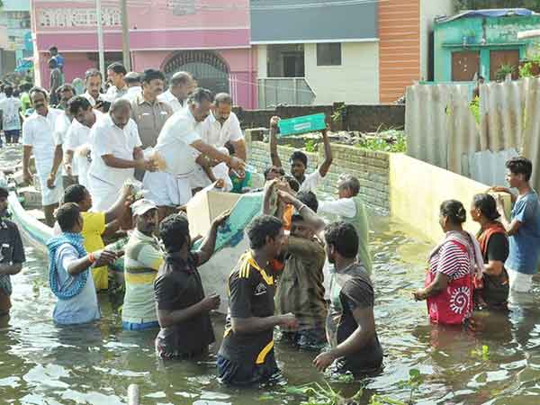 Water recedes, ministers face anger of Chennai residents... Water recedes, ministers face anger of Chennai residents...