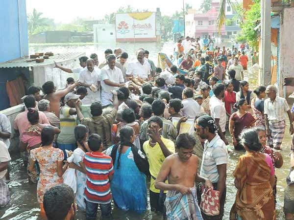 Water recedes, ministers face anger of Chennai residents... Water recedes, ministers face anger of Chennai residents...