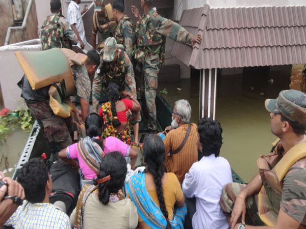 Big crowd in koyambedu to leave chennai