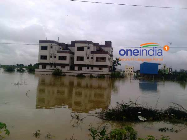 வீட்டைச் சுற்றிலும் வெள்ளம்...