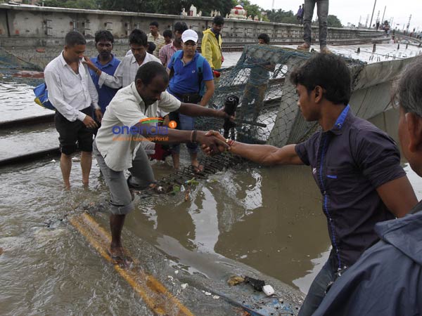  மீட்புப் பணியில் ஈடுபட்ட பொதுமக்கள்...