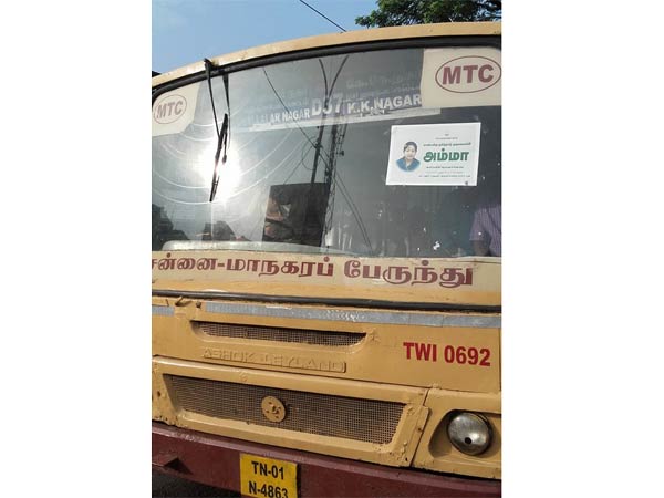 பேருந்துகளில் ஸ்டிக்கர்