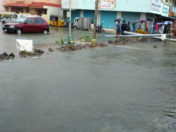 சாலையில் வெள்ளப்பெருக்கு