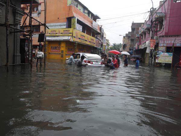 போரூரில் நீந்தும் வாகனங்கள்