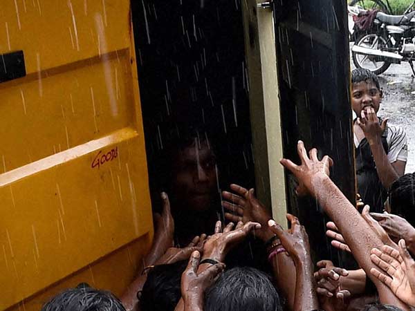 வழிமறிக்கும் கேடு கெட்டவர்கள்: