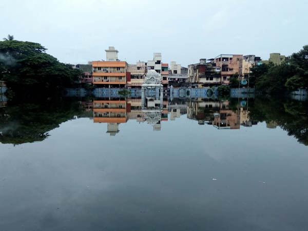 வீடுகளை விட்டு வெளியேறிய மக்கள்