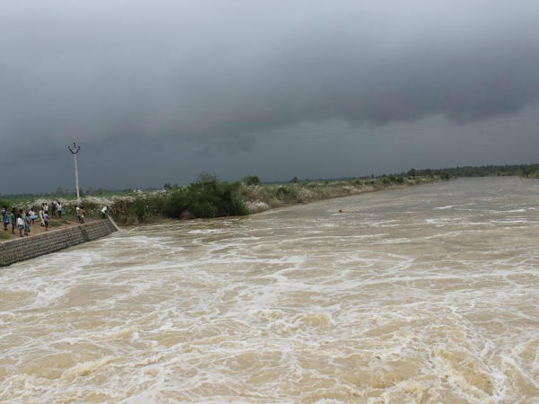 சீறிப்பாயும் வெள்ளம்