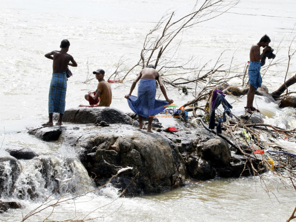 சோகத்தை மறைக்க ஒரு குளியல்