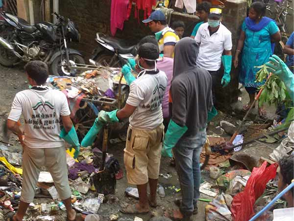 பாட்டியின் உடலைத் தூக்கிச் சென்ற இஸ்லாமியர்கள்