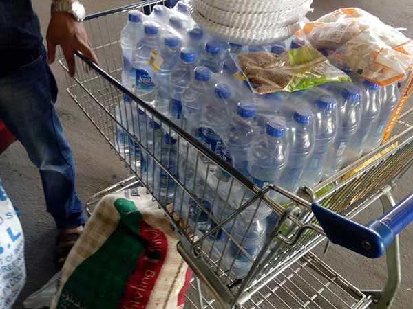 Jayalalitha sticker AIADMK cadre disturbed volunteers distributing relief