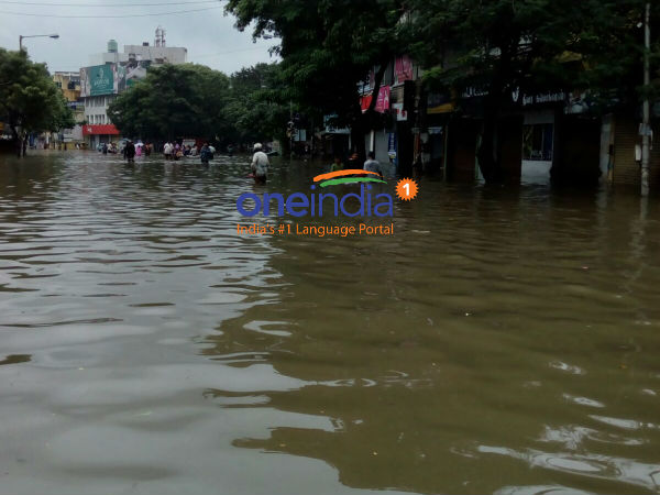 கழுத்தளவு தண்ணீர்.. உதவிக்கு வராத கவுன்சிலர்