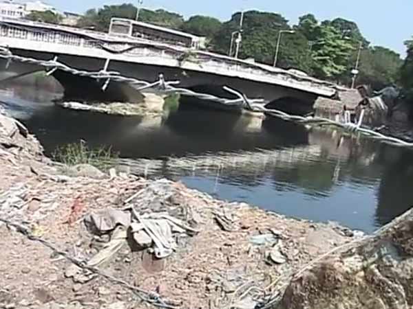 சுத்தம் செய்த மழை