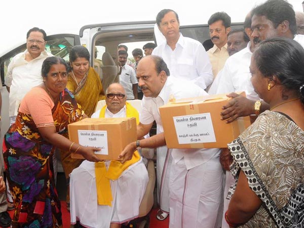 Karunanidhi distributes relief materials in Mudichur