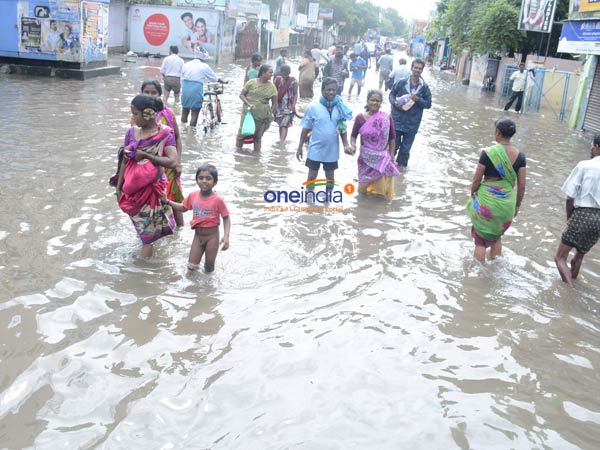 ரயில் நிலையங்களிலும்...