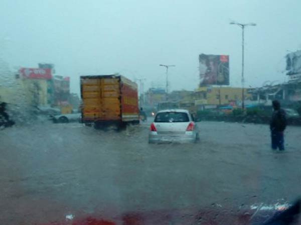 வெளியில் கொட்டும் அவலம்: