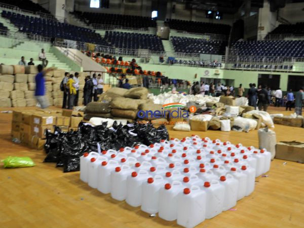 நேரு ஸ்டேடியத்தில்